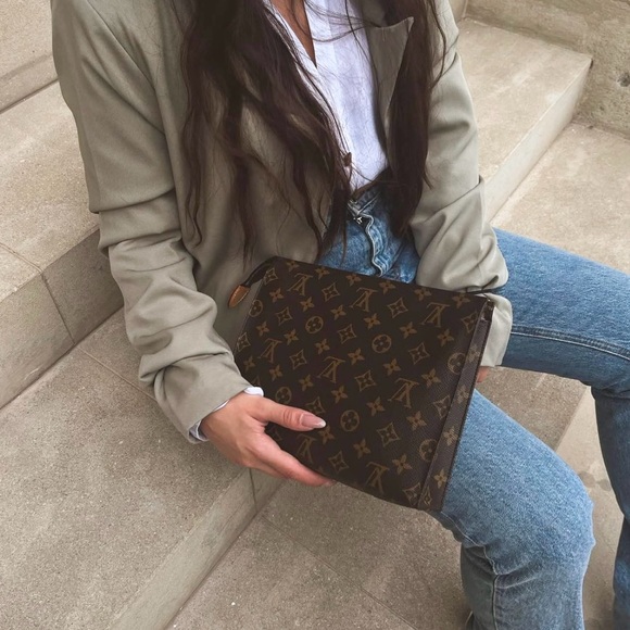 LOUIS VUITTON 2024 Monogram Canvas Toiletry Pouch 26 - Picture 4 of 15